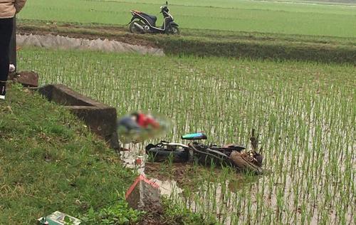 Nam thanh niên điều khiển mô tô tông vào cột mốc rồi lao xuống ruộng, tử vong tại chỗ