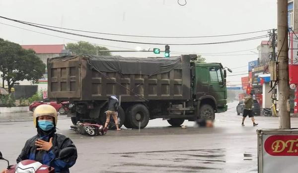 Xe ben và xe máy va chạm tại ngã tư khiến 1 người tử vong, 1 người gãy tay đi cấp cứu