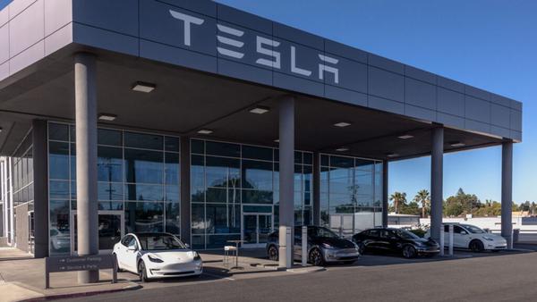Tesla bị kiện vì độc quyền sửa chữa và định giá phụ tùng cắt cổ
