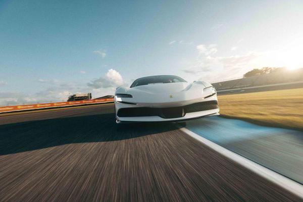 Ferrari SF90 Stradale lập kỷ lục tăng tốc 0-100 km/h trong 2 giây, đánh bại Porsche 918 Spyder