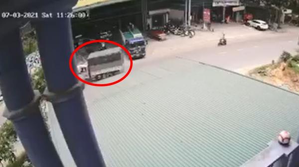 Ô tô tải tông vào xe tải đang đỗ bên đường, gia đình tài xế 3 người thương vong tại Phú Thọ