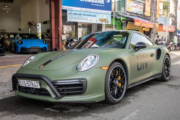 Porsche 911 Turbo S đời 2016 của ông Đặng Lê Nguyên Vũ xuống phố