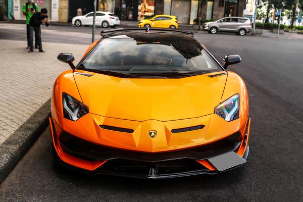Chiêm ngưỡng Lamborghini Aventador SVJ Roadster với màu sơn nổi bật tại TP.HCM