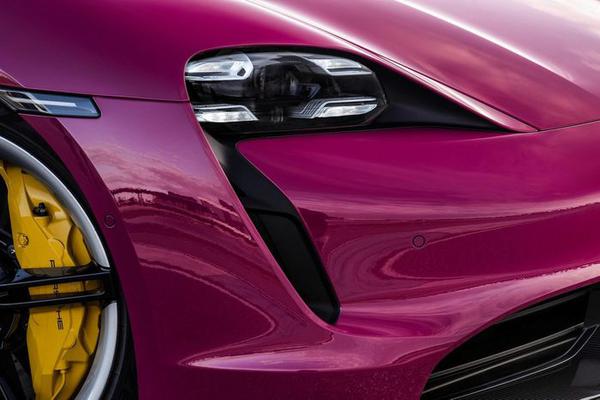 Porsche Taycan 2022 được bổ sung tính năng Hỗ trợ đỗ xe từ xa bằng Smartphone