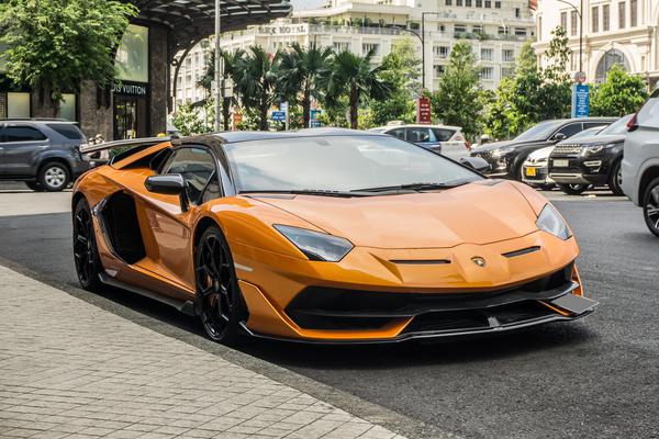 Chiêm ngưỡng Lamborghini Aventador SVJ Roadster với màu sơn nổi bật tại TP.HCM