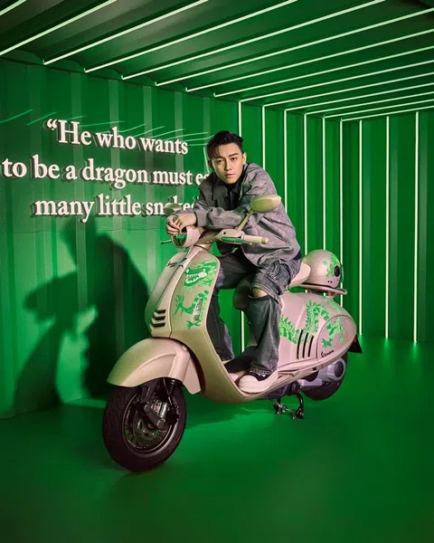 Vespa 946 bản rồng xanh có giá ngang ô tô
