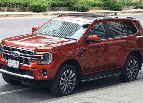 Ford Everest 2023 phiên bản động cơ 3.0L V6 lăn bánh trên đường phố Thái Lan