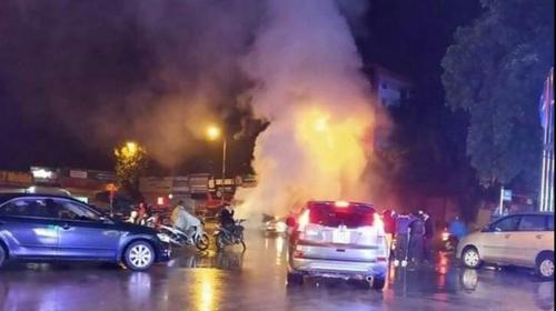 Toyota Vios đang chạy bỗng dưng bốc cháy, tài xế may mắn thoát chết