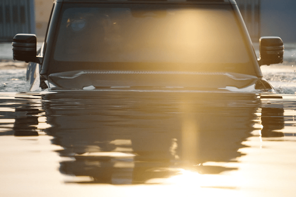SUV điện đắt ngang Porsche có thể bơi như tàu ngầm dưới nước