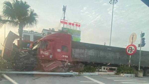 Xe đầu kéo mất lái, lao lên dải phân cách rồi tông vào loạt cột điện, cây xanh tại Quảng Ninh