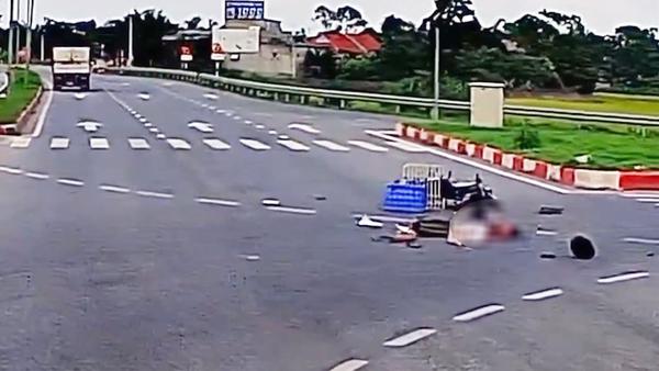Người đàn ông điều khiển xe máy phóng nhanh qua ngã ba rồi va chạm với ô tô tải, tử vong tại chỗ