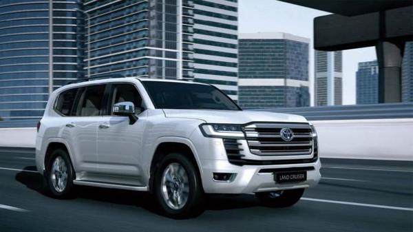 Toyota Land Cruiser tăng giá gần 100 triệu đồng dù khan hàng tại Việt Nam