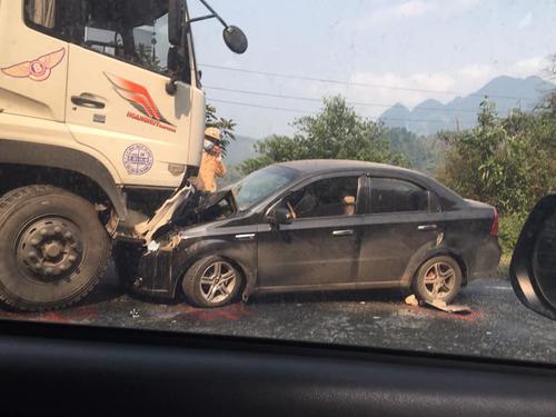 Xe tải lấn sang làn ngược chiều tại khúc cua trên quốc lộ 6 rồi tông thẳng vào ô tô Chevrolet Aveo khiến 1 người bị thương