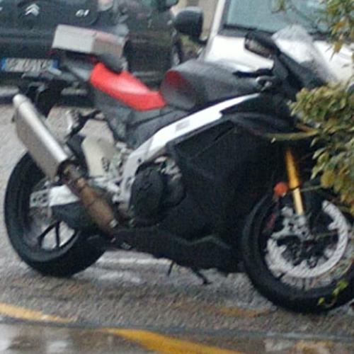 Hình ảnh của Aprilia RSV4 1000 2021 đang được chạy thử nghiệm