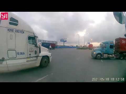Sang đường thiếu quan sát, hai xe container va chạm nhau tại Hải Phòng
