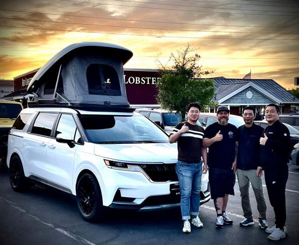 Biến Kia Carnival thành xe cắm trại với lều giường ngủ trên nóc xe