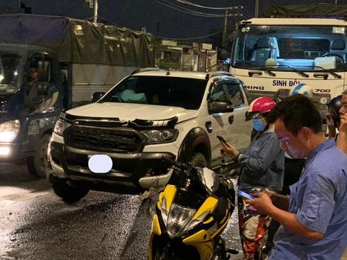Kia Sorento tránh chướng ngại vật trên cầu An Sương gây ra vụ tai nạn liên hoàn, 8 xe bị hư hỏng nặng