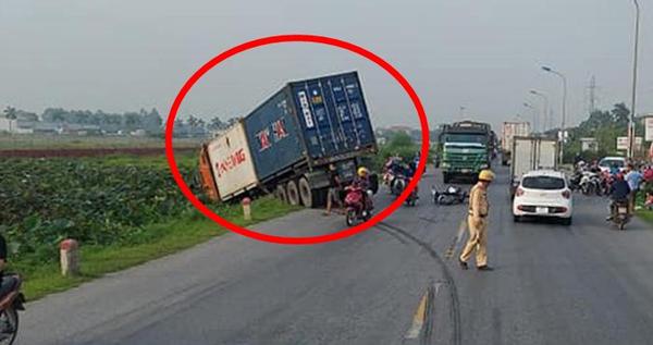 Xe container đầu kéo đánh lái tránh xe máy trốn CSGT rồi lao xuống mương tại Hưng Yên