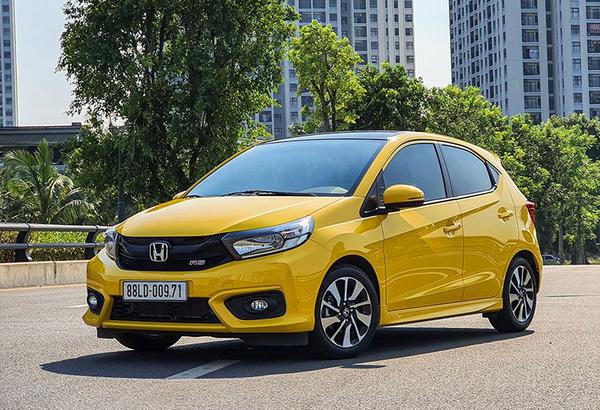 Tài chính 400 triệu có đủ mua Honda Brio RS hay Honda Jazz?