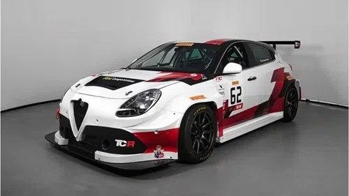 Đại lý Ferrari bán xe đua Alfa Romeo Giulietta TCR trị giá 180.000 USD