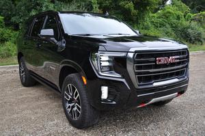 GMC Yukon AT4 2021 là mẫu SUV có ngoại hình bề thế và hầm hố