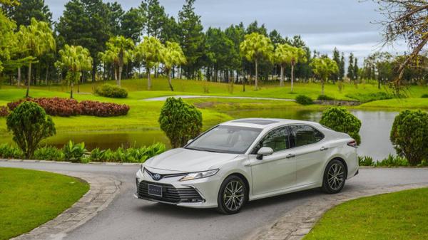 Toyota Camry vẫn được ưu đãi, giảm giá dù bán chạy nhất phân khúc, thách thức Mazda 6