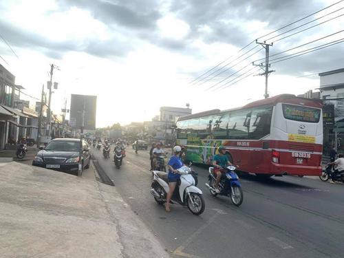 Xe khách Thành Bưởi tông đuôi xe container đầu kéo trên đường đi Đà Lạt