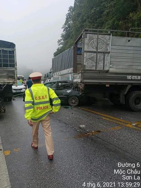 9 phương tiện gây tai nạn liên hoàn trên Quốc lộ 6 khiến giao thông ùn tắc nghiêm trọng