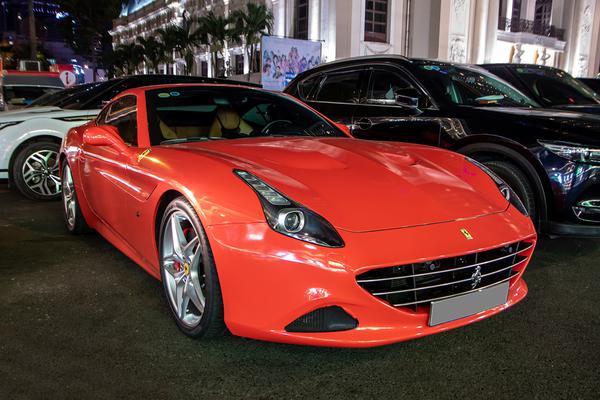 Ngắm Ferrari California T đỏ rực rỡ trên đường tại TP.HCM