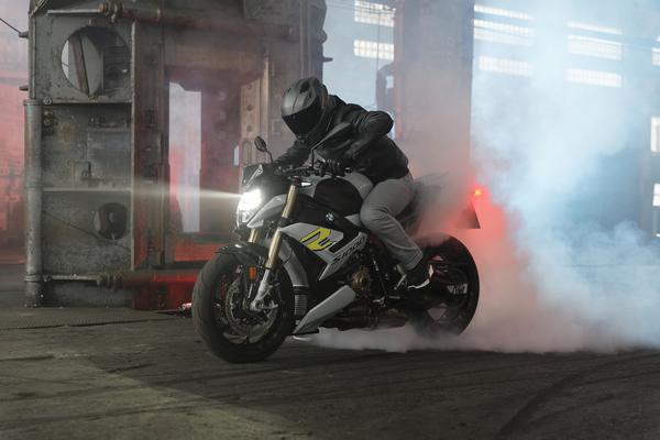 BMW S 1000 R 2021 dự kiến ra mắt tại Việt Nam vào tháng 11/2021