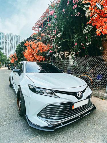 Ngắm Toyota Camry thế hệ mới độ thân rộng độc đáo tại Việt Nam