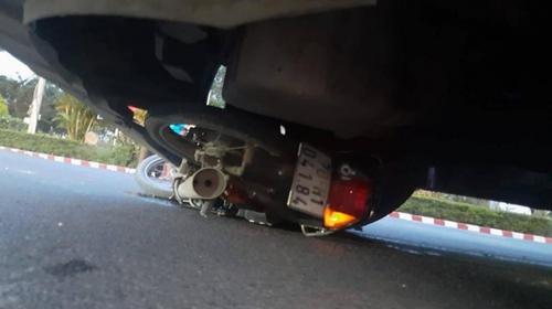 Hai người bị xe đầu kéo cán tử vong do chuyển hướng không quan sát