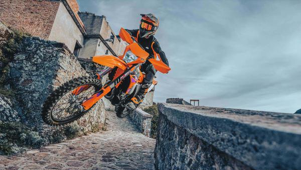 Dòng xe địa hình KTM EXC Enduro Range phiên bản 2024 với nhiều nâng cấp