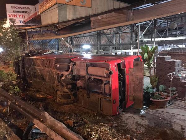 Xe khách va chạm xe tải chở dừa khiến 5 người nhập viện cấp cứu, Quốc lộ 1A ùn tắc nhiều giờ liền