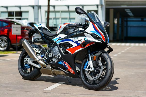 Cận cảnh siêu mô tô BMW M 1000 RR tại Việt Nam