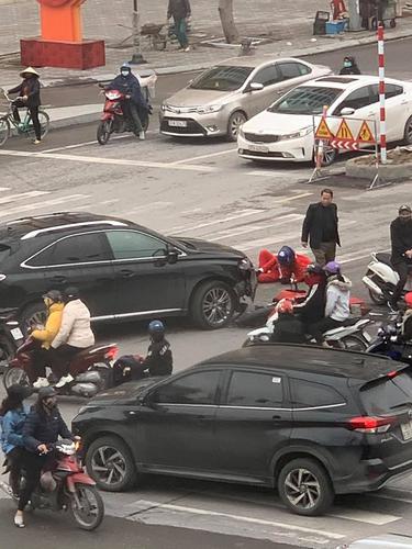 Ông già Noel cưỡi Ducati tông trúng xe ô tô tại ngã tư của thành phố Vinh