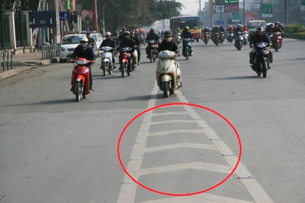 Lái xe đè lên "vạch xương cá" bị phạt bao nhiêu tiền ?