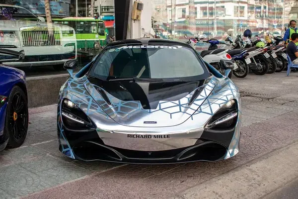 Ngắm McLaren 720S Spider với ngoại thất xe đua tại TP.HCM
