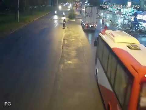 Phóng nhanh giữa trời mưa, thanh niên lái xe máy bị ngã vào gầm xe tải tử vong tại Long An