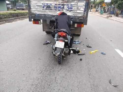 Thanh niên lái Honda Vario tông thẳng vào đuôi xe tải hiện đang trong tình trạng nguy kịch