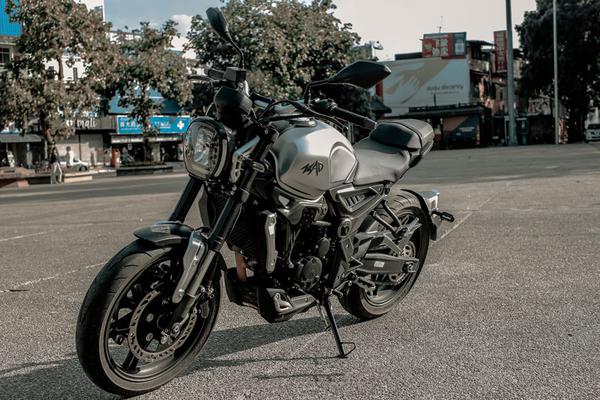 Chi tiết về mẫu xe mô tô phân khối lớn GPX MAD 300