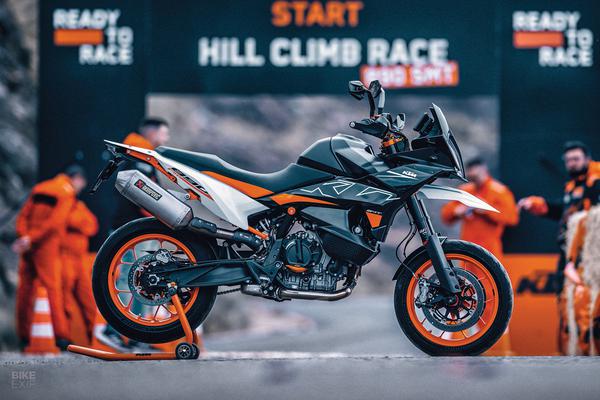 Chính thức ra mắt KTM 890 SMT hiệu suất cao và thoải mái dạo phố