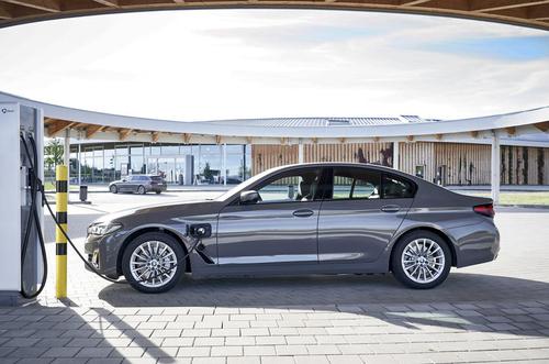 BMW 3 Series, 5 Series có thêm tùy chọn động cơ plug-in hybrid