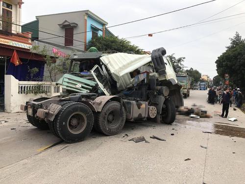 Cú va chạm kinh hoàng giữa xe đầu kéo và xe ben khiến 4 người bị thương nặng phải đi cấp cứu