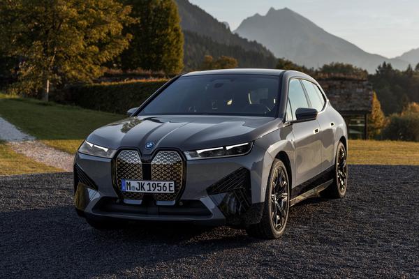 SUV chạy điện BMW iX M60 mạnh 610 mã lực ra mắt