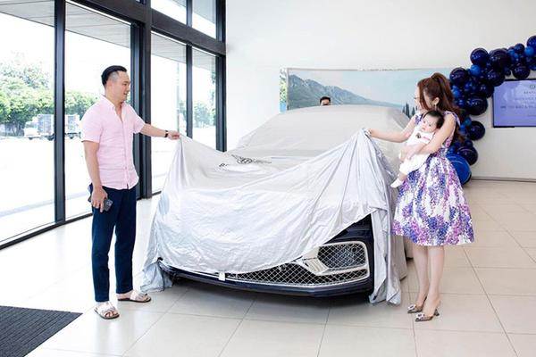 Diễn viên Chi Bảo tặng vợ Bentley Flying Spur V8 gần 20 tỷ đồng