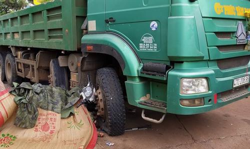 Bất ngờ rẻ phải, xe tải va chạm xe máy khiến 1 người tử vong tại chỗ