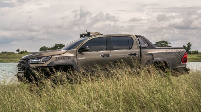 Toyota Hilux với gói phụ kiện hầm hố, cạnh tranh Ford Raptor