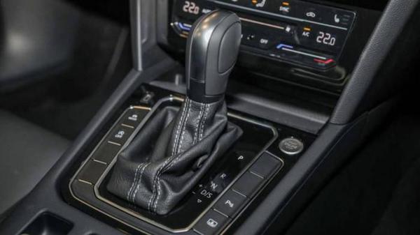 Volkswagen Passat Elegance 2022 ra mắt với giá từ 990 triệu đồng