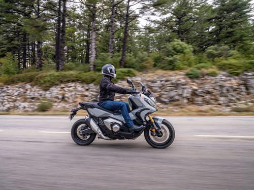 Honda X-ADV 2021 được bổ sung thêm các tính năng mới và trang bị động cơ mạnh mẽ hơn